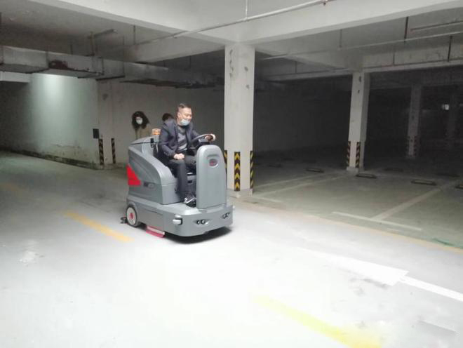 信阳小区物业保洁不用人力改用驾驶式洗地机了